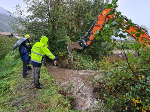 Expertise der Wildbachverbauung, hier an einer Schadstelle am Mühlbach in Algund an der Grenze zu Gratsch (Foto: LPA/Agentur für Bevölkerungsschutz)