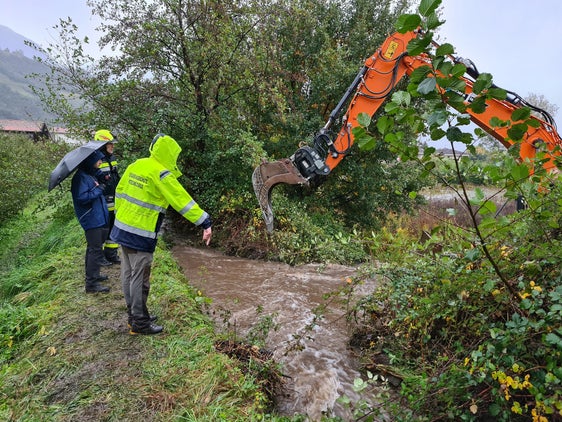 Sopralluogo su un sito colpito dal maltempo sul Rio Molino a Lagundo. Anche nelle prossime le piogge continueranno ad imperversare sul territorio altoatesino (Foto: ASP/Agenzia per la Protezione Civile)
