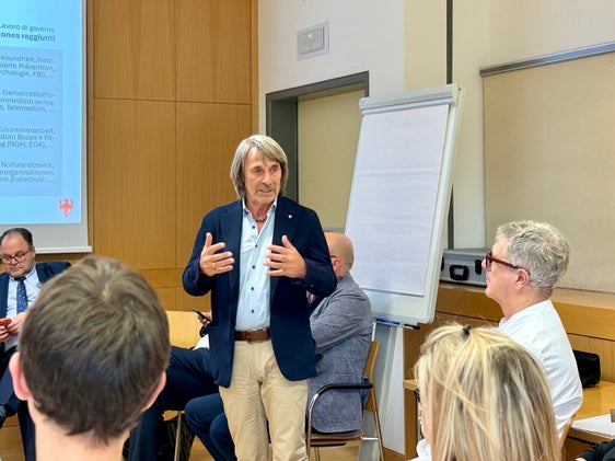 "Das Krankenhaus Schlanders bleibt ein wichtiger Teil des Südtiroler Gesundheitsnetzes und wird gemeinsam mit den anderen sechs Krankenhaus-Standorten weiterentwickelt", betonte Gesundheitslandesrat Hubert Messner beim Gespräch mit den Führungskräften im Krankenhaus in Schlanders. (Foto: LPA/Angelika Schrott)