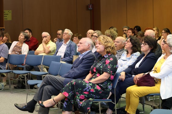 “Le persone devono poter vivere in modo autonomo il più a lungo possibile anche in età avanzata. A tal fine occorrono offerte adeguate alle esigenze, soluzioni innovative e un impiego responsabile delle nuove tecnologie”, ha sottolineato l'assessora provinciale alla Coesione sociale e agli Anziani Rosmarie Pamer. A sinistra Otto von Dellemann. (Foto: USP/Katharina Fleischmann)

