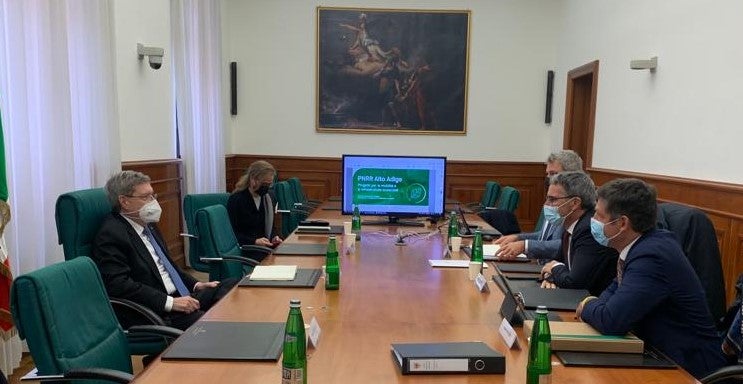 Landeshauptmann Kompatscher und Landesrat Alfreider im Gespräch mit Minister Giovannini (Foto: LPA/Elisa Gentile)