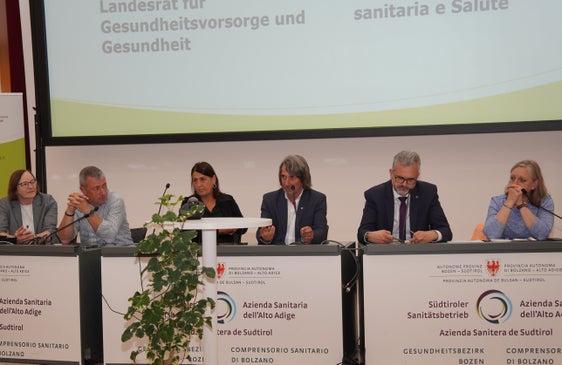 Austausch mit den Mitarbeitenden am Krankenhaus Bozen (v.l.): Monika Zäbisch, Thomas Kirchlechner, Irene Pechlaner, Hubert Messner, Michael Mayr, Laura Schrott. (Foto: Südtiroler Sanitätsbetrieb/Walter Schgör)