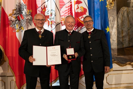 Manfred Pinzger aus Schlanders  erhielt das Verdienstkreuz als Dank für sein Wirken in Politik, Wirtschaft und Verbandswesen zur verantwortungsvollen Interessenvertretung. (Foto: Land Tirol/Sedlak) 