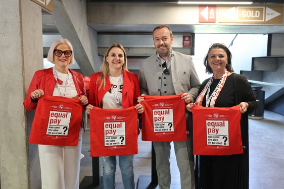 Nella foto, da sinistra, la vicepresidente della Commissione provinciale per le pari opportunità per le donne, Nadia Mazzardis, la presidente Ulrike Oberhammer, l'amministratore delegato dell'FC Südtirol Dietmar Pfeifer e Astrid Pichler del Servizio donna della Provincia autonoma di Bolzano. (Foto: FC Südtirol)
