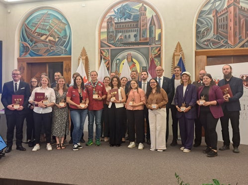 Foto di gruppo con i 20 singoli giovani, premiati durante l'evento a Trento. (Foto: Archivio Ufficio Stampa Provincia di Trento)