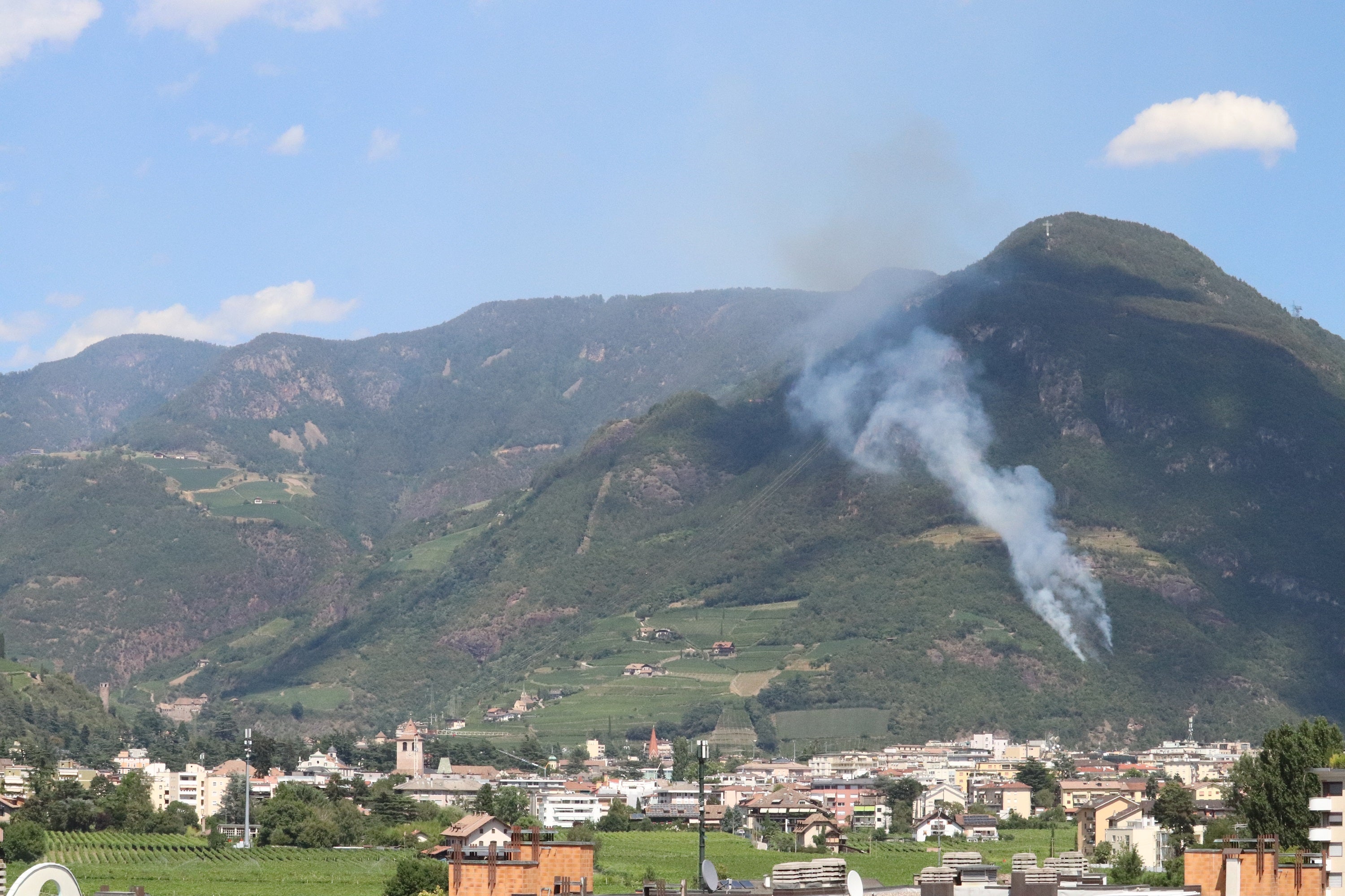 Weitum sichtbar: Heute Nachmittag musste die Feuerwehr zum vierten Mal innerhalb von 24 Stunden ausrücken, um einen Brand in den Wäldern um Bozen zu löschen. (Foto: LPA/Maja Clara)