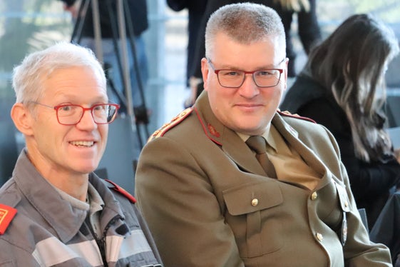 Die Feuerwehren sind zu Gefahrenwehren geworden und leisten schnelle Hilfe durch einen flächendeckenden Dienst: der Direktor des Landesverbandes der Freiwilligen Feuerwehren Südtirols Christoph Oberhollenzer (l.) und der Kommandant der Berufsfeuerwehr Florian Alber (Foto: LPA/Maja Clara)