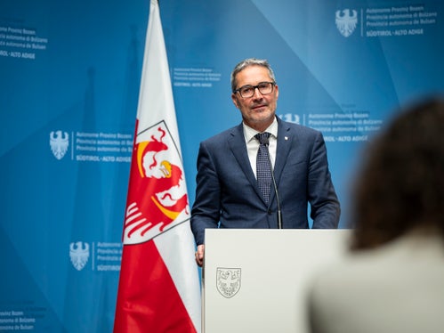 “Abbiamo un bilancio solido e allo stesso tempo flessibile, che garantisce tutti i servizi esistenti e definisce nuove priorità”, ha affermato il presidente Kompatscher. (Foto: USP/Fabio Brucculeri)