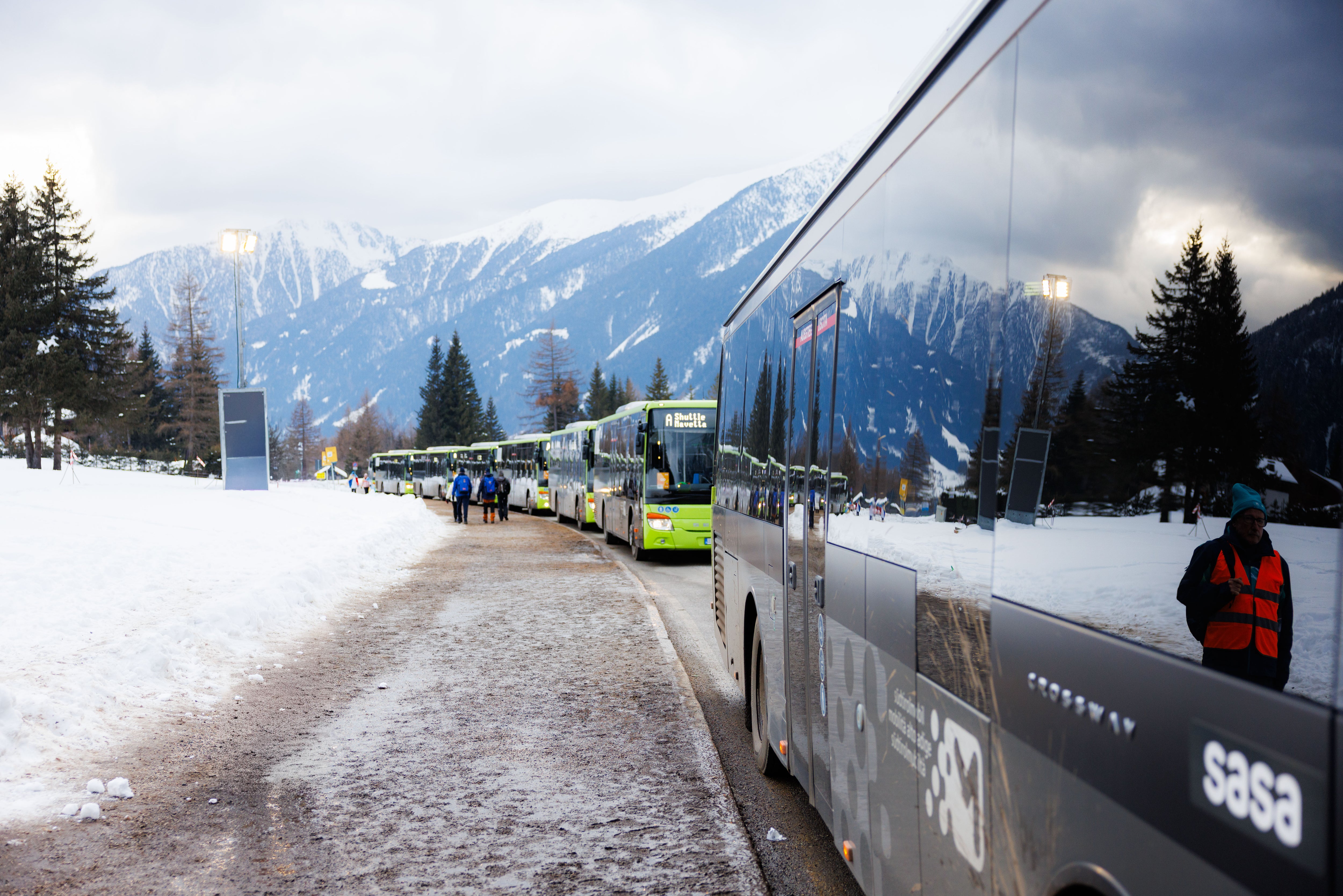 Besucherinnen und Besuchern der Biathlonbewerbe stehen zahlreiche Shuttlebusse zur Verfügung. (Foto: LPA/Ivan Brentegani)