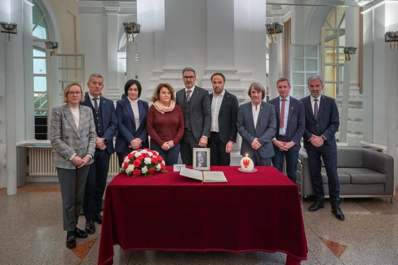 Da sinistra l'assessora Magdalena Amhof, l'assessore Peter Brunner, le assessore Ulli Mair e Rosmarie Pamer, il presidente Kompatscher, gli assessori Philipp Achammer, Hubert Messner e Luis Walcher e il presidente del Consiglio provinciale Arnold Schuler posano dopo aver firmato il libro delle condoglianze per il compianto Roland Riz. (Foto: USP/Greta Stuefer)