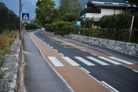 Das Projekt ist zudem eine konkrete Umsetzung eines Radfahrstreifens mit geteilter Fahrspur. Diese Lösung schafft innerhalb der Fahrbahn einen klar erkennbaren Bereich für den Radverkehr, wobei die Fahrspur in den vorgesehenen Fällen auch von anderen Fahrzeugen mitbenutzt werden kann. (Foto: LPA/Ressort Infrastrukturen und Mobilität)