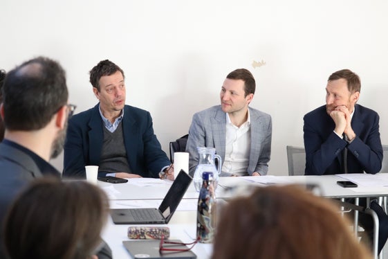 Alessandro Fraenkel Haeberle (all'estrema sinistra) dell'Ufficio provinciale per l'integrazione europea è membro del comitato direttivo, accanto a lui (da sinistra) Stefan Graziadei della Ripartizione Amministrazione scuola e cultura ladina e il direttore di Ripartizione Mathias Stuflesser, che ha moderato l'evento di lancio. (Foto: USP/Maja Clara)