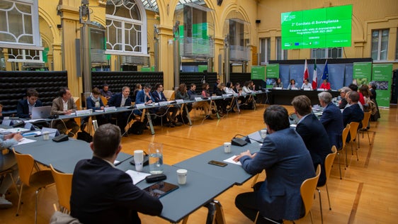 Im Begleitausschuss arbeiten die zuständigen Behörden (Europäische Kommission, Ministerien, Landesdienste) sowie die maßgeblich betroffenen Wirtschafts- und Sozialpartner zusammen. (Foto: LPA/Fabio Brucculeri)