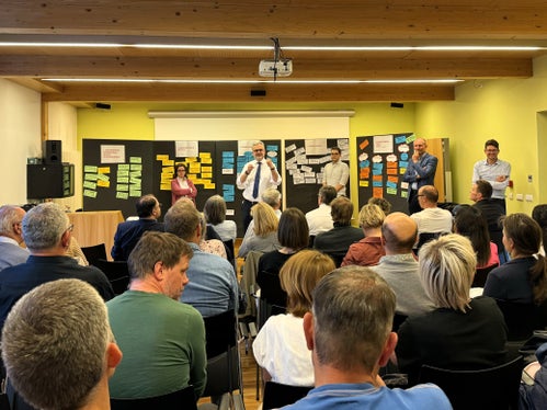 Mit vielen Ideen und gut gefüllten Pinnwänden kehrten die Arbeitsgruppen von den Thementischen zurück. Gesundheitsressortdirektor Michael Mayr (Mitte) fasste einige der Vorschläge für die zukünftige Gesundheitsversorgung zusammen. (Foto: LPA/Angelika Schrott)
