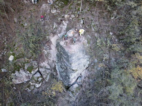 Rund 150 Kilogramm Dynamit wurden eingesetzt und fachmännisch angebracht, um den Block fachgerecht zu entfernen. (Foto: LPA/gnews)