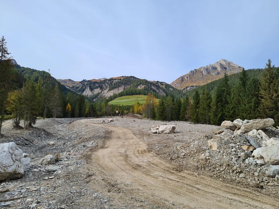 Eine große Materialmenge, geschätzt an die 100.000 Kubikmeter, galt es im Bronsarabach (im Bild) aufzuräumen. (Foto: LPA/Landesamt für Wildbach- und Lawinenverbauung Ost)