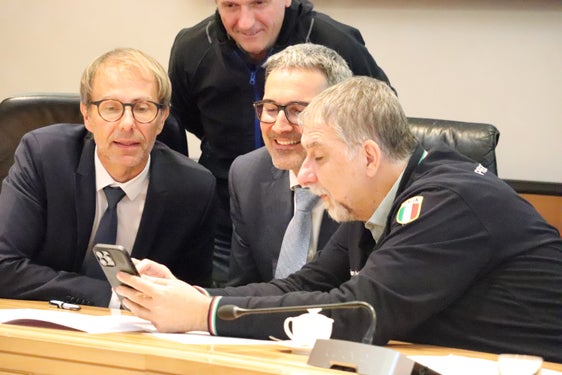 Schaut, wie wir das beim Papstbegräbnis am 26. April in Rom gehandhabt haben: Der Direktor des nationalen Zivilschutzes Fabio Ciciliano (ganz rechts) am 22. Mai mit (von links) dem Direktor der Agentur für Bevölkerungsschutz Klaus Unterweger, dessen Stellvertreter Willigis Gallmetzer und Bevölkerungsschutzlandesrat und Landeshauptmann Arno Kompatscher im Sitzungssaal der Landesregierung im Palais Widmann in Bozen. (Foto: LPA/Maja Clara)