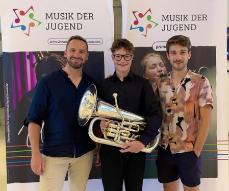 Über einen Bundessieg in der Altersstufe II konnte sich Tobias Jocher von der Musikschule Sterzing mit dem Euphonium freuen; im Bild mit seinem Lehrer Bernhard Pircher (links) und Korrepetitor Simon Oberrauch. (Foto: LPA/privat)