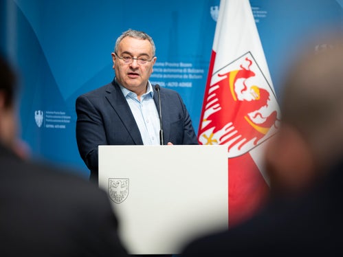 Luca Critelli, Direktor des Ressorts für Wohnbau, Sicherheit und Gewaltprävention, stellte die neu geregelte Wohnbauförderung im Detail vor: Sie gilt für alle Gesuche, die ab dem 1. Februar 2026 eingereicht werden. (Foto: LPA/Fabio Brucculeri)