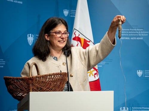 Johanna Niederkofler, Direktorin des archeoParc - camupus transhumanza, sprach stellvertretend für die sechs Partnerorganisationen und zeigte unter anderem ein Senklot, das für die Technik des Trockensteinmauerns benötigt wird: Es steht symbolisch für das umfangreiche Wissen, das sich hinter jeder UNESCO-Anerkennung verbirgt. (Foto: LPA/Fabio Brucculeri)