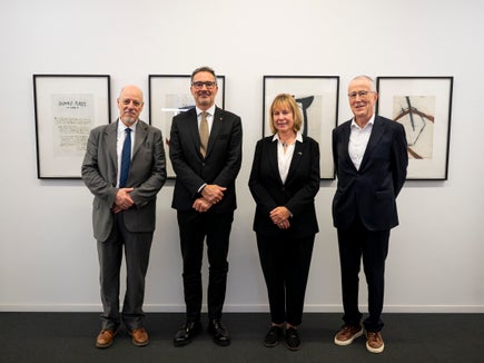 Italien übernimmt 2025 den Vorsitz der Alpenkonvention. Heute (30. Oktober) stellten Vertretungen der Alpenkonvention und deren Partner die Leitlinien des italienischen Vorsitzes vor (im Bild v.l.n.r. Paolo Angelini, Landeshauptmann Arno Kompatscher, Alenka Smerkolj und Eurac-Präsident Roland Psenner). (Foto: LPA/Fabio Brucculeri)