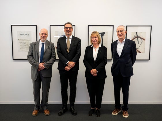 Italien übernimmt 2025 den Vorsitz der Alpenkonvention. Heute (30. Oktober) stellten Vertretungen der Alpenkonvention und deren Partner die Leitlinien des italienischen Vorsitzes vor (im Bild v.l.n.r. Paolo Angelini, Landeshauptmann Arno Kompatscher, Alenka Smerkolj und Eurac-Präsident Roland Psenner). (Foto: LPA/Fabio Brucculeri)