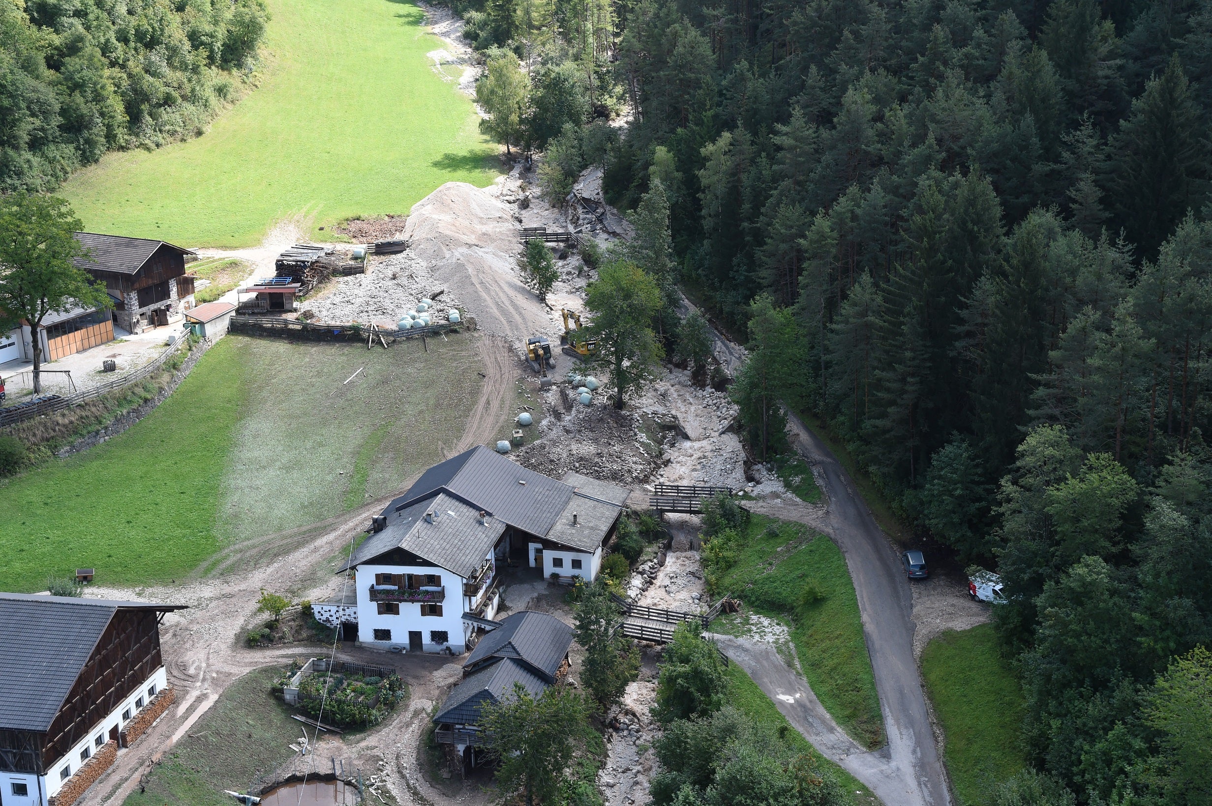 Der Schlernbach in Ums/Völs ist nach Starkregenereignissen gestern am späten Abend mehrfach über die Ufer getreten. (Foto: LPA/Agentur für Bevölkerungsschutz/Luca Emanuele Messina)