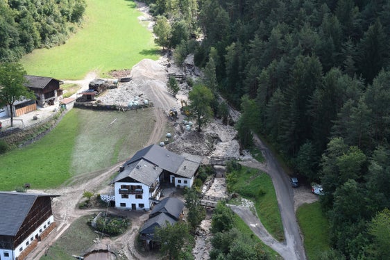 Der Schlernbach in Ums/Völs ist nach Starkregenereignissen gestern am späten Abend mehrfach über die Ufer getreten. (Foto: LPA/Agentur für Bevölkerungsschutz/Luca Emanuele Messina)