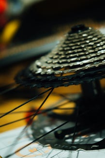 Da metà giugno a metà settembre, il servizio di riparazione gratuita delle biciclette offerto dall'Agenzia provinciale per l’ambiente e la tutela del clima e dalla Cooperativa sociale Novum sarà nuovamente disponibile in 15 comuni. (Foto: Unsplash)