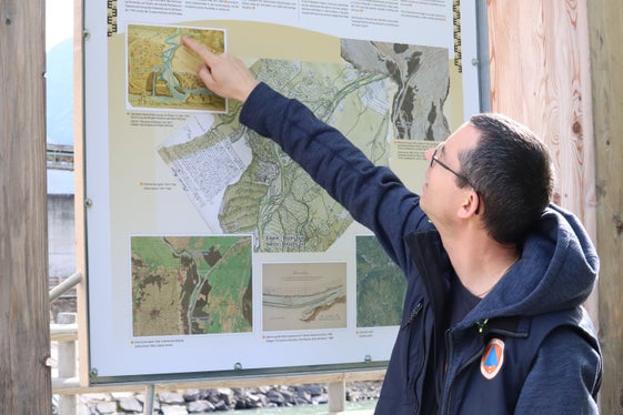 Am Infopoint gegenüber der Pegelmessstation am Eisack in Bozen-Süd: Um 1750 war der Bozner Talkessel eine Auenlandschaft, erläutert Stefan Ghetta vom Amt für Hydrolgoie und Stauanlagen: Eisack und Etsch wiesen im Talboden einen mäandrierenden und verflochtenen Flusslauf auf; in der um 1747 aufgenommenen Karte sind die geplanten Begradigungen von Etsch und Eisack schon eingezeichnet. Nach dem verheerenden Hochwasser von 1882 wurden die beiden Flüsse durch ein mehrere´Kilometer langes Separationswerk getrennt, der Zusammenfluss wurde damit weiter nach Süden verlegt. (Foto: LPA/Maja Clara)