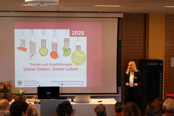 La mattinata trascorsa alla Scuola professionale di economia domestica e agroalimentare Aslago non è stata solo istruttiva, ma anche stimolante: anche piccoli cambiamenti nella vita quotidiana – che si tratti della spesa, della preparazione dei cibi o di un uso consapevole delle risorse – possono fare una grande differenza. (Foto: USP/Scuola professionale di economia domestica e agroalimentare Aslago)
