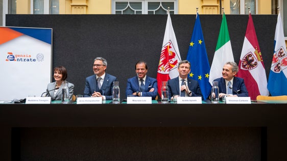Da sinistra il prefetto Maddalena Travaglini, il presidente della Provincia autonoma di Bolzano Arno Kompatscher, il viceministro Maurizio Leo, il vicepresidente della Provincia autonoma di Trento Achille Spinelli e il direttore dell'Agenzia delle Entrate Vincenzo Carboni al tavolo dei relatori nel cortile interno di Palazzo Widmann. (Foto. USP/Fabio Brucculeri)
