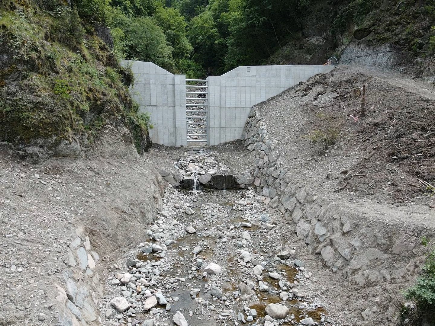 Die Wildbachverbauung hat im Öhlbach in Blumau in der Gemeinde Karneid oberhalb der Gewerbezone Bodner ein Rückhaltebecken mit einem Rückhaltevermögen von circa 10.000 Kubikmeter Geschiebematerial errichtet. (Foto: LPA/Landesamt für Wildbach- und Lawinenverbauung Süd in der Agentur für Bevölkerungsschutz/Hansjörg Prugg)