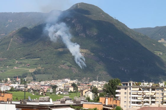 Fiamme questo pomeriggio sulle Passeggiate di S. Osvaldo a Bolzano (Foto: ASP/Maja Clara)