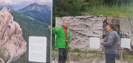Interessierten Besuchern die Möglichkeit geben, sich über die Schätze unseres Landes zu informieren: Landesrätin Hochgruber Kuenzer mit Bletterbach-Präsident Peter Daldos. (Foto: LPA/Marcella Morandini)
