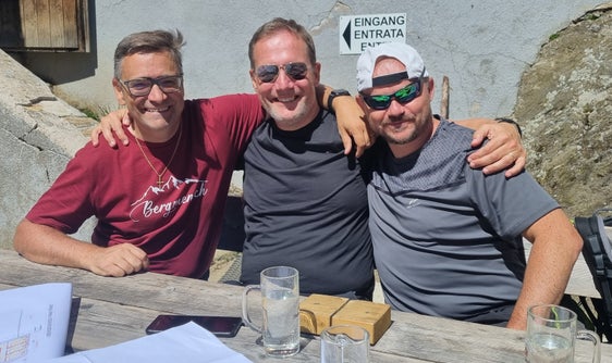 BM Steger, LR Bessone und Vermögensabteilungsdirektor Bedin beim Lokalaugenschein auf der Lenkjöchlhütte. (Foto: LPA)