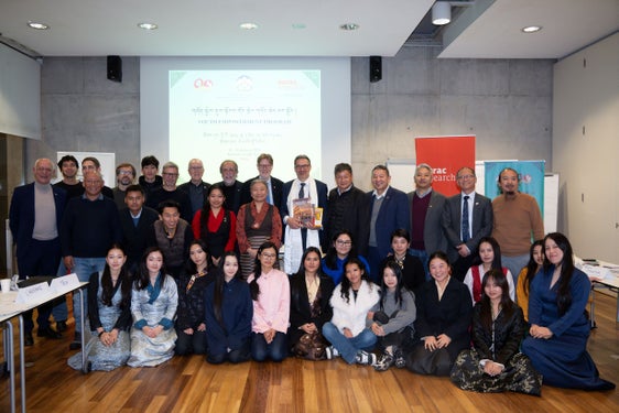 Il presidente della Provincia Arno Kompatscher ha incontrato presso l'istituto di ricerca Eurac Research un gruppo di 30 giovani tibetani e tibetane cresciuti in Europa che si interessano intensamente alle loro origini culturali e alle strutture politiche. (Foto: Eurac Research/Andrea De Giovanni)
