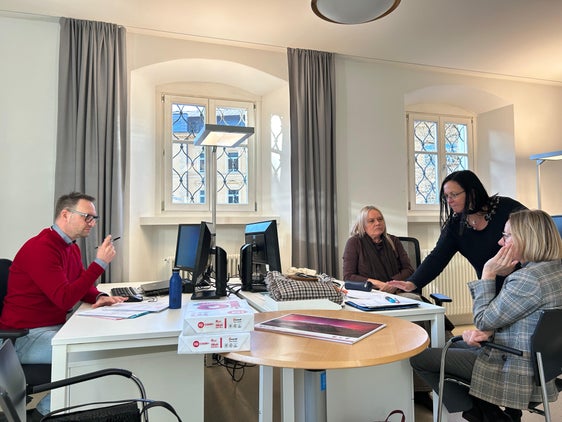 L'assessora provinciale al Personale, Magdalena Amhof (a destra), durante il sopralluogo negli spazi di coworking di Brunico. (Foto: USP/Anna Künig)