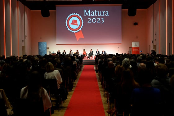 Tappeto rosso per le eccellenze della scuola: grande partecipazione alla serata dedicata ai diplomati più virtuosi del 2023. (Foto: Fondazione Cassa di Risparmio/Ochsenreiter) 