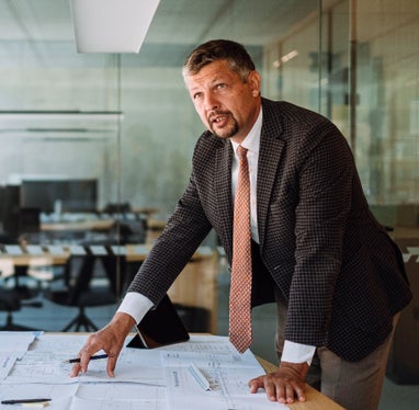 Der Tunnel St. Jakob ist ein Paradebeispiel dafür, wie man Infrastruktur zur Erzeugung von erneuerbarer Energie nutzen kann, sagt Landesrat Alfreider, der sich kürzlich ein Bild von der Anlage und den Daten zur Energieerzeugung gemacht hat. (Foto: LPA/Ingo Dejaco)