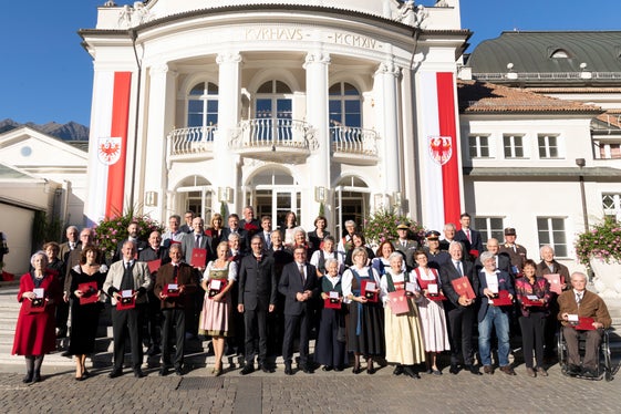 Für ihren besonderen Einsatz um das Gemeinwohl wurden heute in Meran 48 Persönlichkeiten durch die Landeshauptleute Kompatscher und Platter mit dem Verdienstkreuz des Landes Tirols ausgezeichnet. (Foto: Land Tirol/Die Fotografen)
