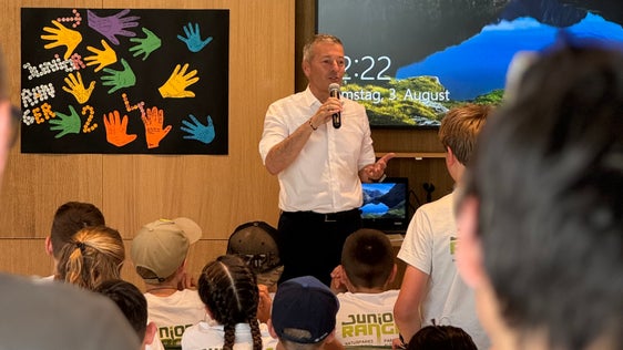 Landesrat Peter Brunner freute sich über das Engagement der Kinder. Es ist wichtig, früh mit der Sensibilisierung und der Begeisterung für die Natur zu beginnen, sagte er bei der Abschlussfeier am Samstag. (Foto: LPA/Thomas Hofer)
