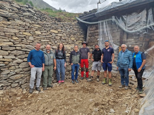 Synergie zum Schutz eines denkmalgeschützten Gebäudes auf der Mitterkaser Alm (von links): Christian Rainer von der Interessentschaft, Reinhold Kuppelwieser von der Forststation Naturns, Katharina Mair vom Denkmalschutz, Valentin Schroffenegger vom Landesamt für Natur, Techniker Martin Eschgfäller vom Amt für Wildbach- und Lawinenverbauung West, Maschinenführer Walter Pixner, Vorarbeiter Martin Müller, Statikr Siegfried Pohl, Johann Tappeiner von der Interessentschaft (Foto: LPA/Amt für Wildbach- und Lawinenverbauung West)