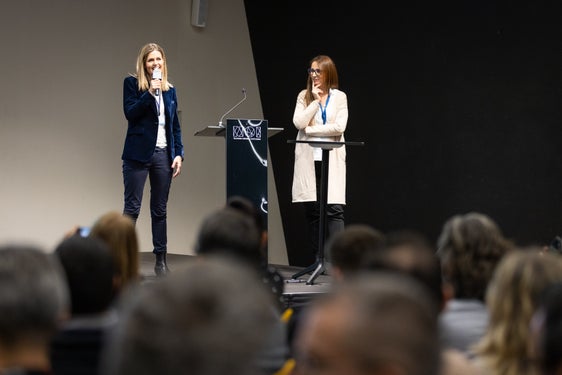 La direttrice dell'Agenzia di stampa e comunicazione Claudia Messner (a sinistra) e Hedwig Unterfrauner, coordinatrice del Centro di competenza WEB, hanno recentemente riferito sui progressi dell'aggiornamento dei siti web provinciali. (Foto: IAA/Günther Pichler)