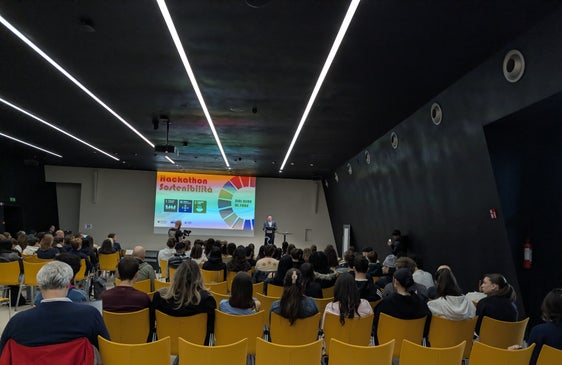 Oltre 150 studentesse e studenti delle scuole secondarie di secondo grado hanno partecipato al NOI Techpark alla prima edizione di Hackathon Sostenibilità, mettendosi alla prova e lavorando su sfide legate agli obiettivi dell’Agenda 2030. (Foto: USP)