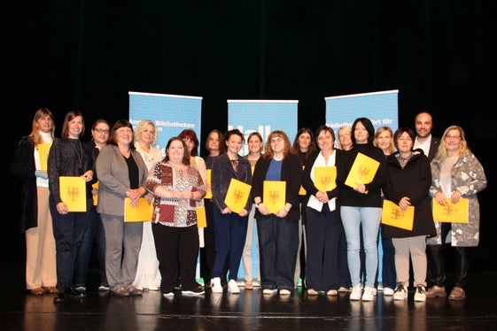 Auf 48 neue ehrenamtliche Mitarbeiterinnen können Südtirols Bibliotheken nun bauen. (Foto: LPA/Amt für Bibliotheken und Lesen)