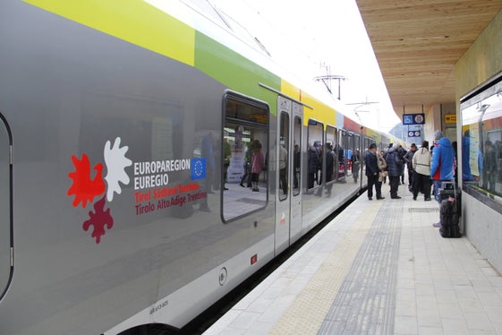 Treni e bus gratis, per gli abbonati al trasporto pubblico locale per la Giornata Euregio della mobilità del 25 giugno. A Landeck la Festa dell'Euregio per il 50 anni dell’ARGE ALP (Fonte: Euregio)