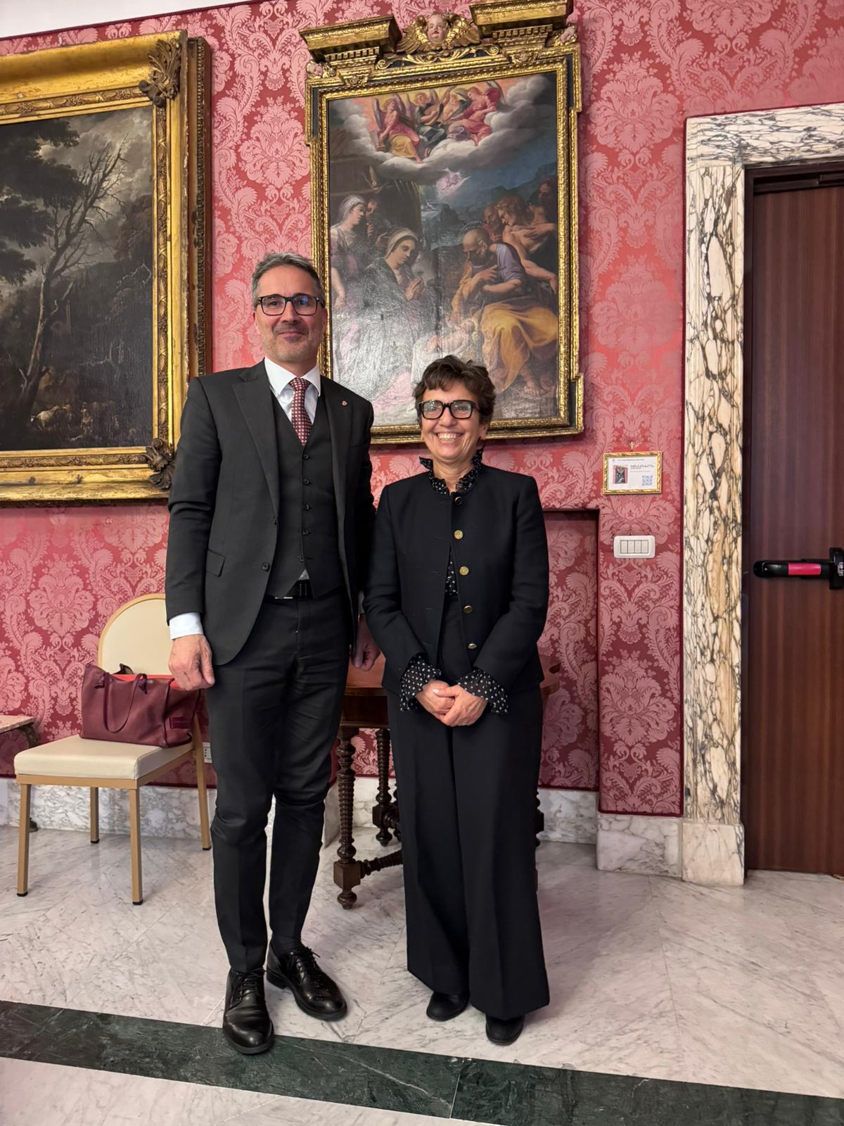 Landeshauptmann Arno Kompatscher sprach mit Direktorin Alessandra dal Verme über die Vereinfachung und Entbürokratisierung der Tauschverfahren für Militärflächen, die im Rahmen des Abkommens zwischen Land Südtirol, Verteidigungsministerium und der Agentur für Staatsgüter an das Land übertragen werden sollen. (Foto: LPA)