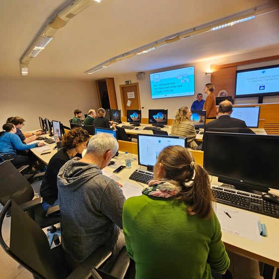 Bei einem so genannten Usability-Test haben Mitarbeitende der Landesverwaltung mit Beeinträchtigungen sowie Prüfleserinnen und Prüfleser der Selbstvertretungsgruppe People First das Landeswebportal in Leichter Sprache auf dessen Verständlichkeit und Lesbarkeit getestet. Die Erkenntnisse fließen unmittelbar in die Neugestaltung der Webseite ein. (Foto: LPA/Renate Mayr)