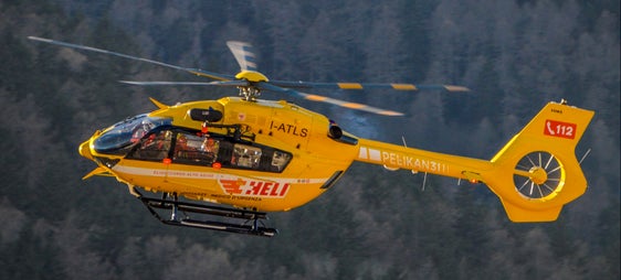 Gesundheitslandesrat Messner: Der Landesflugrettungsdienst an der HEMS-Basis in Laas ist notwendig, um mit den anderen Gebieten des Landes vergleichbare Eintreffzeiten im Vinschgau zu gewährleisten und um den Gesamtbedarf an Luftrettungseinsätzen, der in den vergangenen 15 Jahren stark angestiegen ist, abzudecken. Im Bild der in Laas stationierte Pelikan 3. (Foto: LPA/Alberto Betto)